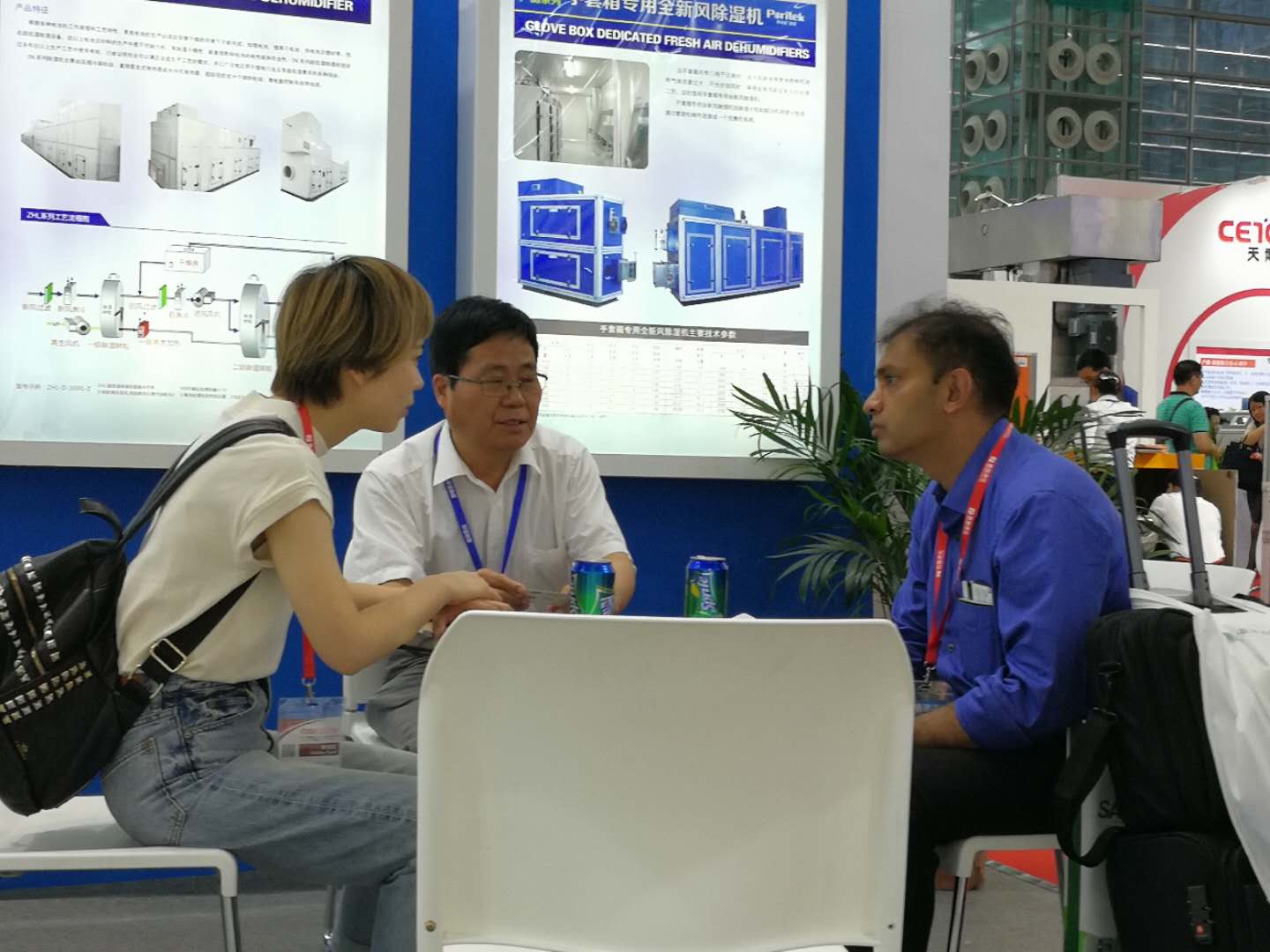 丝瓜视频黄色一级片泰总经理和外商密切交谈