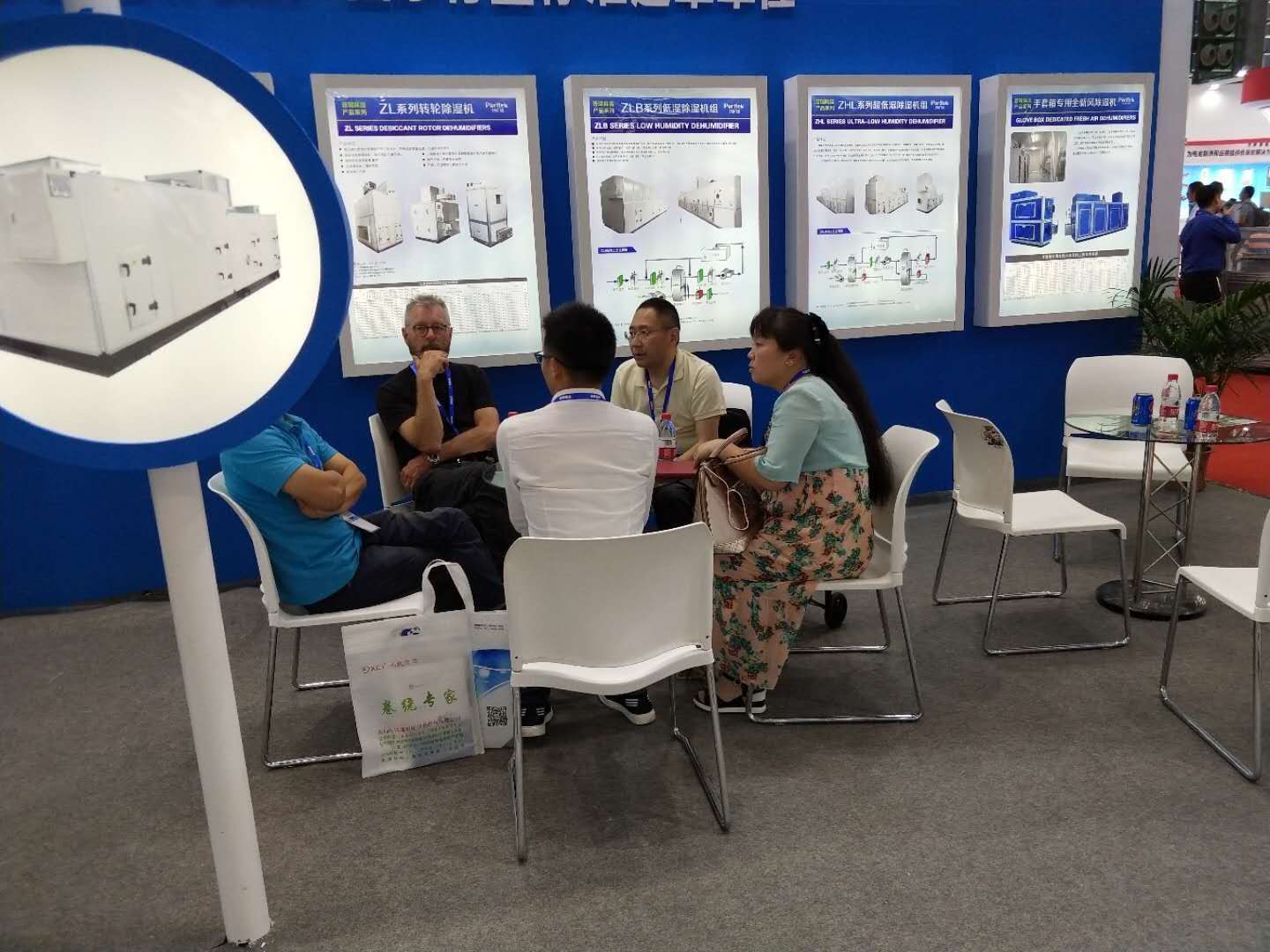 丝瓜视频黄色一级片泰员工与客户交谈 丝瓜视频黄色一级片泰员工与客户交谈