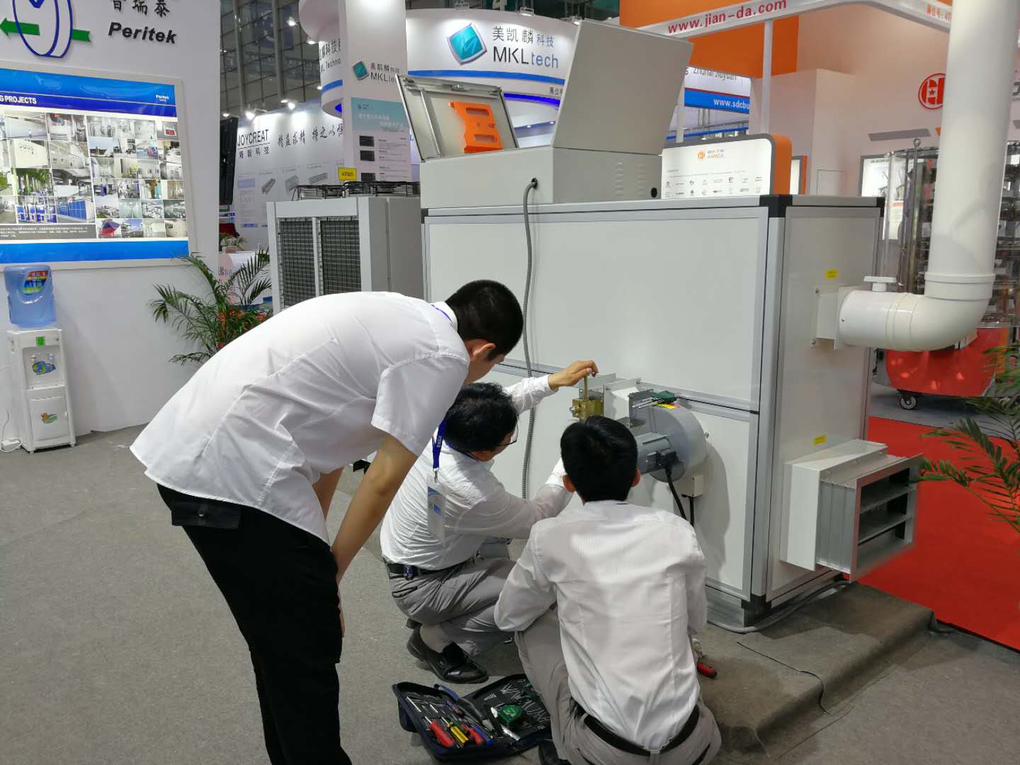 丝瓜视频黄色一级片泰总经理吴建平亲自检查参展设备 丝瓜视频黄色一级片泰总经理吴建平亲自检查参展设备